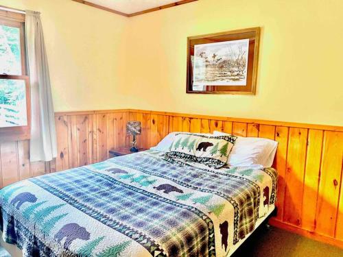 Φωτογραφία από το άλμπουμ του 3BR Waterfront Cabin w/ Wi-Fi & Private Docks σε Saint Germain