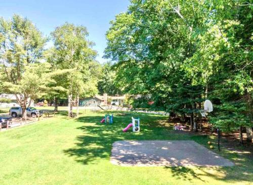 Φωτογραφία από το άλμπουμ του 3BR Waterfront Cabin w/ Wi-Fi & Private Docks σε Saint Germain