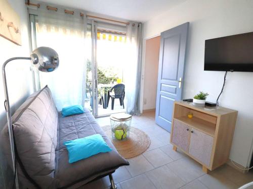 Photo de la galerie de l'établissement Charmant T2 avec terrasse, proche mer et commerces, classé 2 étoiles - FR-1-307-253, au Grau-du-Roi