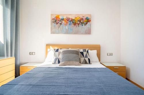 ein Schlafzimmer mit einem Bett mit einer blauen Decke in der Unterkunft Apartment Niagara La Cala Benidorm in Alicante