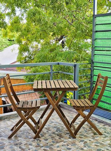Keveli Guesthouseにあるバルコニーまたはテラス