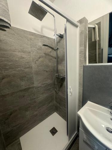 a bathroom with a shower and a sink at B&B le palme mini appartamento mansardato in Bentivoglio