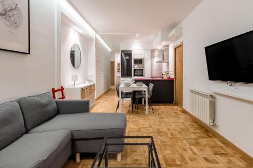 Madrid Embajadores II – 4-Bedroom Apartment with Balcony