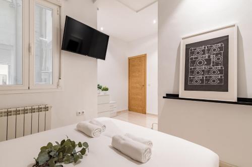 Madrid Embajadores II – 4-Bedroom Apartment with Balcony
