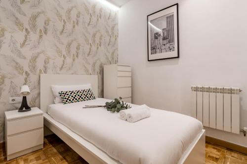 Madrid Embajadores II – 4-Bedroom Apartment with Balcony