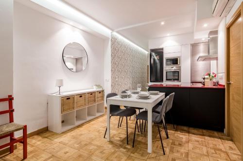 Madrid Embajadores II – 4-Bedroom Apartment with Balcony