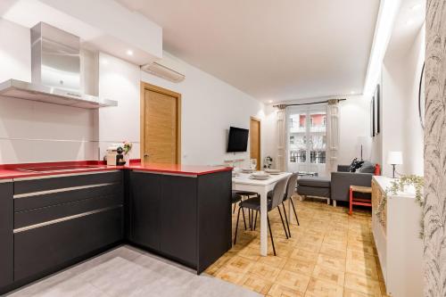 Madrid Embajadores II – 4-Bedroom Apartment with Balcony
