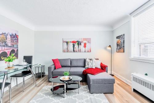 uma sala de estar com um sofá e uma mesa em Corktown Hamilton - Modern Apartment em Hamilton