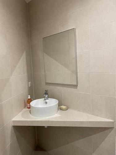 y baño con lavabo blanco y espejo. en Studio familial centre ville, Parc expo, Arena en Pérols