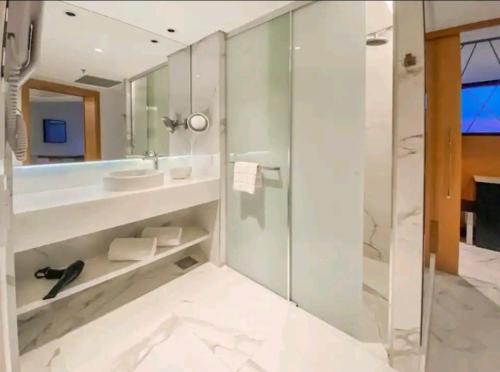 a bathroom with a sink and a shower at Hotel Nacional rj in Rio de Janeiro