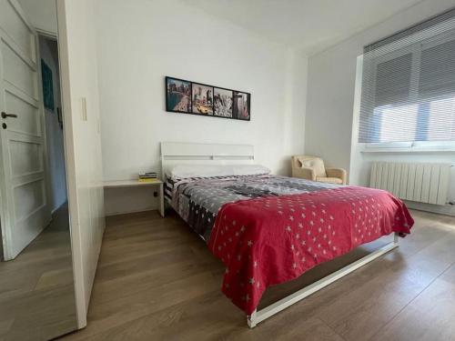 1 dormitorio con 1 cama con manta roja en Casa “V” en San Remo