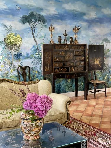 - un salon avec un piano et un vase de fleurs dans l'établissement Chateau Masburel, à Fougueyrolles