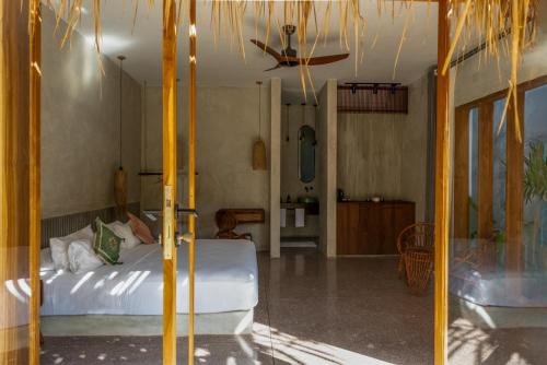 1 dormitorio con 1 cama en una habitación en Be Zanzibar Boutique Hotel, en Mfumbwi