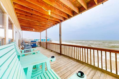 un porche con bancos azules en la playa en Beach, Love & Happiness, en Dauphin Island