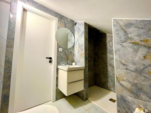 a bathroom with a sink and a mirror at Villa de blue 2 in Bol