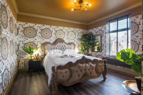 Impeccable 1-Bed Apartment in London في لندن: غرفة نوم بسرير كبير في غرفة بورق جدران