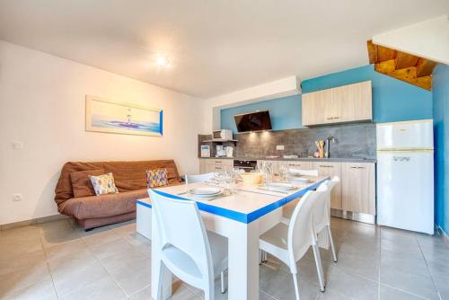 une cuisine et un salon avec une table et des chaises dans l'établissement Cottage Charme et Champêtre 6P, à Auberville