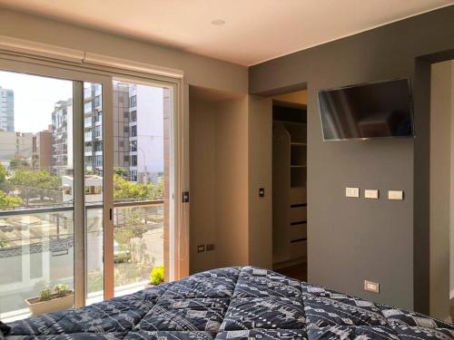 1 dormitorio con cama y ventana grande en Bonito Departamento Miraflores 3°Piso con ascensor, en Lima