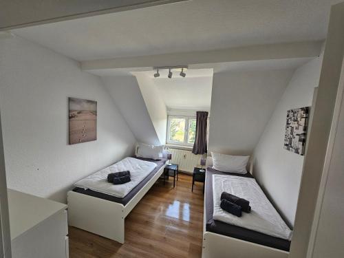 Zimmer mit 2 Betten im Dachgeschoss in der Unterkunft High Moon Apartment House in Nienburg with Wifi in Grimschleben