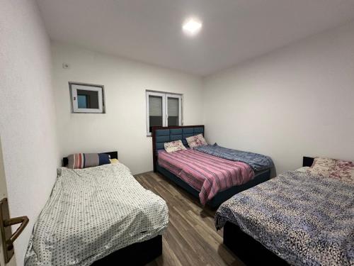 Säng eller sängar i ett rum på Apartments Beriša