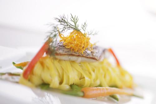 ホテルの敷地内または近くでの食事または食べ物