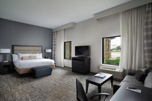 Monkey IslandにあるShangri-La Resortのベッドとソファ付きのホテルルーム