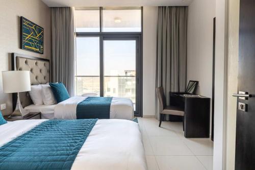 Habitación de hotel con 2 camas y ventana en Frank Porter - Damac Celestia, en Dubái