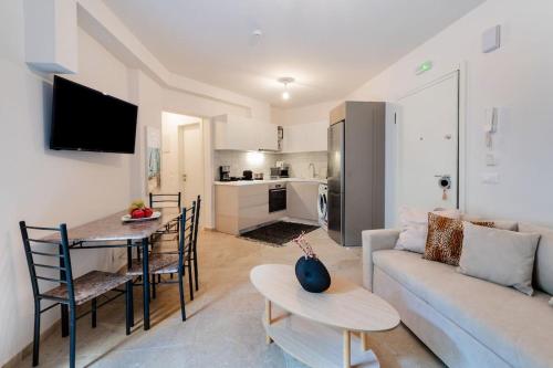 Rhodes Center Apartment
