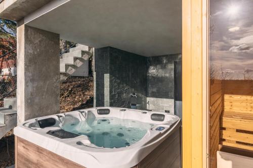 eine Whirlpool-Badewanne in einem Haus in der Unterkunft Mátra Zenit in Mátraszentimre