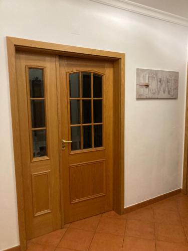 アルマカオ・デ・ペラにあるModern apartment@Armação de Pêraの部屋の角の木製ドア