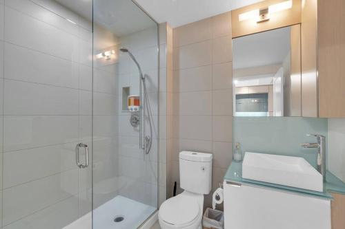 Gallery image of Rare 1BR - Rooftop Pool, Next to MTCC & CN Tower in Toronto