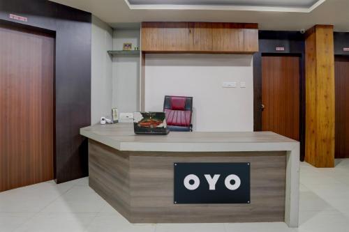 un vestíbulo de oficina con un signo ovo en un mostrador en OYO Anusuya Hotel en Bhubaneshwar