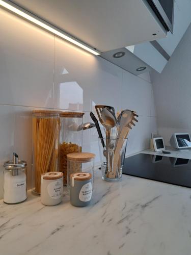 a kitchen with a counter with a vase and other items at LIVORA Altstadt Wilhelmshaven - Stilvoll - Zentrumsnah - TV-Streaming - Balkon - Nordsee - Badewanne in Wilhelmshaven