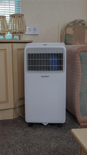 a white radiator in a room next to a bed at Kom heerlijk tot rust in Casa Debonair in Peperga