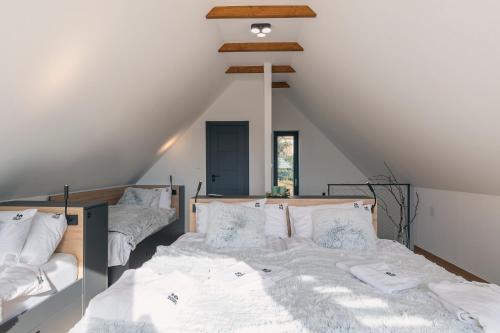1 Schlafzimmer mit 2 Betten im Dachgeschoss in der Unterkunft Mátra Zenit in Mátraszentimre