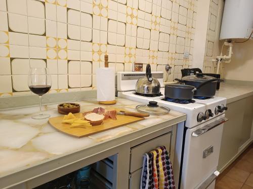 a kitchen with a stove and a glass of wine at Del Parque, vista panorámica in Villa Marini