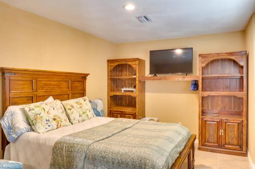 Voodi või voodid majutusasutuse 5 Mi to Lake Sumter Landing Bright Home with Patio toas