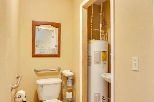 Vannituba majutusasutuses 5 Mi to Lake Sumter Landing Bright Home with Patio