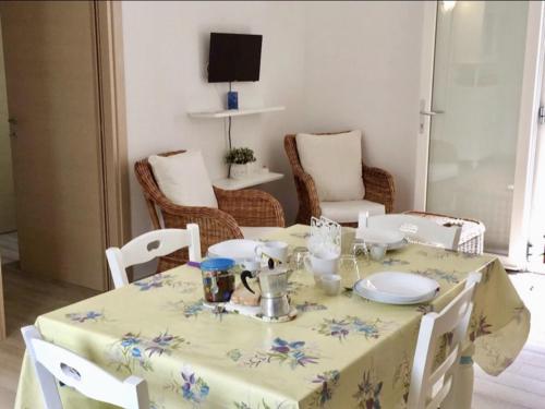 tavolo da pranzo con tovaglia gialla e blu di Casa di Ale a 200metri dal mare a Solanas