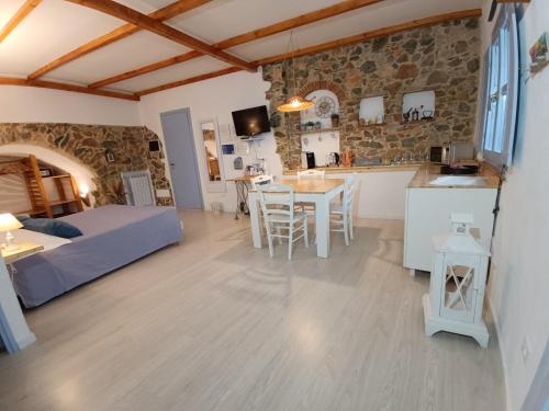 1 dormitorio y cocina con cama y mesa en La Borgata, en Tovo San Giacomo