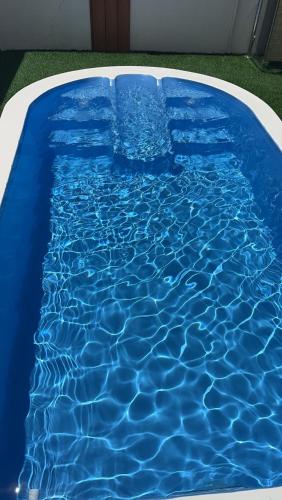 una gran piscina azul con agua azul en شاليه هاشتاق الودي, en Al Wudayy
