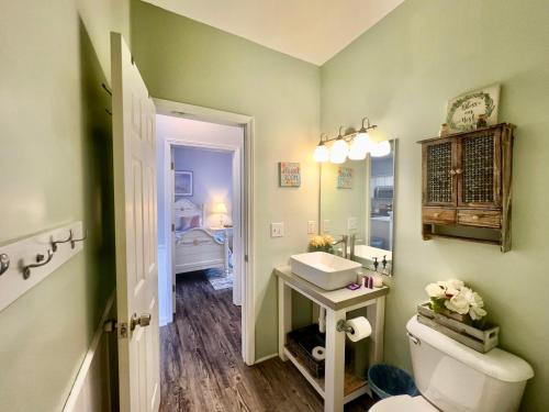 ein grünes Bad mit einem WC und einem Waschbecken in der Unterkunft Tee Time in Myrtle Beach