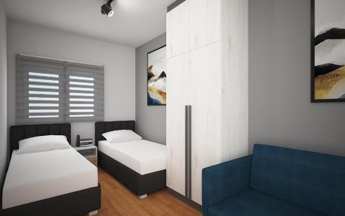um quarto com 2 camas e um sofá azul em VIP studio apartment em Medjugorje