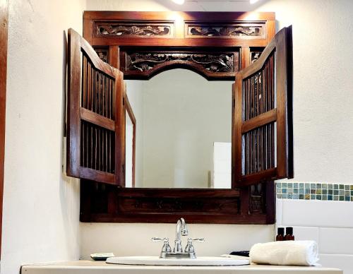 蘇弗里耶爾的住宿－Maison 79，一间带镜子和水槽的浴室