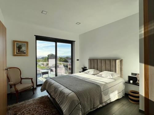 1 dormitorio con 1 cama, 1 silla y 1 ventana en Casa do Campo en Monção