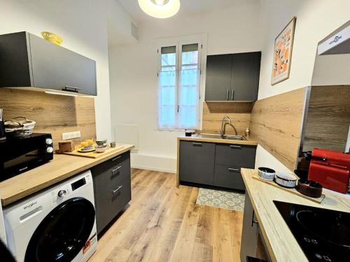 a kitchen with a sink and a dishwasher at Le victor hugo - coeur de ville in Nîmes