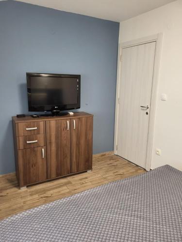 Una televisión o centro de entretenimiento en Guesthouse Ožegović