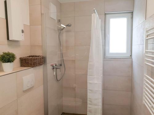 グラール・ミューリッツにあるfewo-ostsee24のバスルーム(ガラスドア付きのシャワー付)