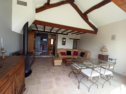 MontjauxにあるMaison avec vue panoramiqueのリビングルーム(ガラステーブル、ソファ付)