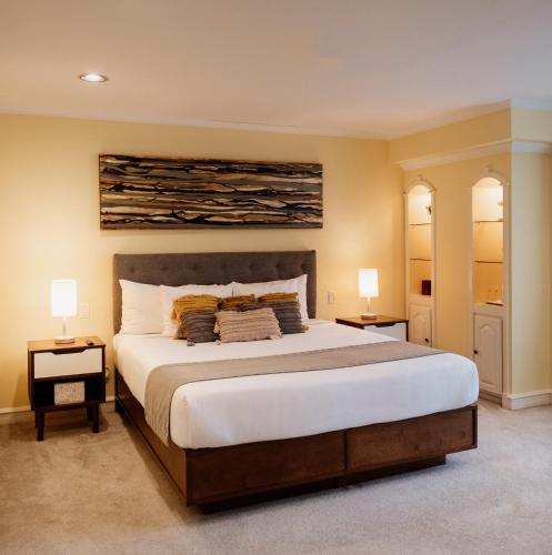 a bedroom with a large bed and two lamps at Casa Asturias in Ensenada